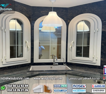 تسمح النوافذ القلابة بأحجام أوسع بكثيرمع استخدام سهل وبسيط للفتح والقفل، مما يجعلها حلاً مثالياً للنوافذ العالية والمرتفعه على طول الممرات، أو أسفل النوافذ الثابتة الكبيرة في واجهات العرض.