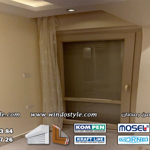 تسمح النوافذ القلابة بأحجام أوسع بكثيرمع استخدام سهل وبسيط للفتح والقفل، مما يجعلها حلاً مثالياً للنوافذ العالية والمرتفعه على طول الممرات، أو أسفل النوافذ الثابتة الكبيرة في واجهات العرض.