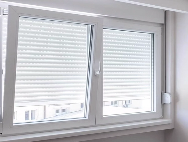 خدماتنا 2 خطوط انتاج بأحدث التقنيات والماكينات للحصول على منتجات أبواب وشبابيك uPVC مطابقة لمعايير الجودة العالمية .