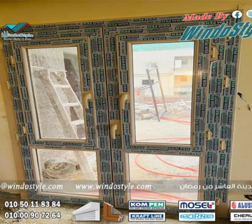 تسمح النوافذ القلابة بأحجام أوسع بكثيرمع استخدام سهل وبسيط للفتح والقفل، مما يجعلها حلاً مثالياً للنوافذ العالية والمرتفعه على طول الممرات، أو أسفل النوافذ الثابتة الكبيرة في واجهات العرض.