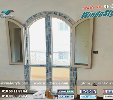 تسمح النوافذ القلابة بأحجام أوسع بكثيرمع استخدام سهل وبسيط للفتح والقفل، مما يجعلها حلاً مثالياً للنوافذ العالية والمرتفعه على طول الممرات، أو أسفل النوافذ الثابتة الكبيرة في واجهات العرض.