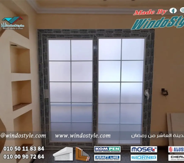 تسمح النوافذ القلابة بأحجام أوسع بكثيرمع استخدام سهل وبسيط للفتح والقفل، مما يجعلها حلاً مثالياً للنوافذ العالية والمرتفعه على طول الممرات، أو أسفل النوافذ الثابتة الكبيرة في واجهات العرض.