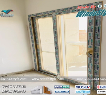 تسمح النوافذ القلابة بأحجام أوسع بكثيرمع استخدام سهل وبسيط للفتح والقفل، مما يجعلها حلاً مثالياً للنوافذ العالية والمرتفعه على طول الممرات، أو أسفل النوافذ الثابتة الكبيرة في واجهات العرض.