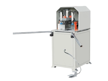 تنظيف زوايا القطاعات مراحل صناعة شبابيك uPVC