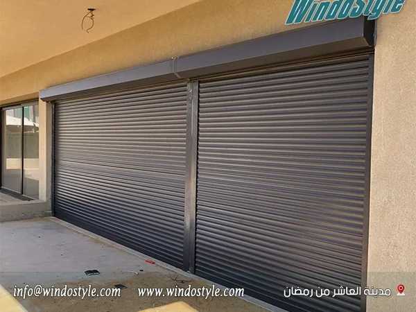 تسمح النوافذ القلابة بأحجام أوسع بكثيرمع استخدام سهل وبسيط للفتح والقفل، مما يجعلها حلاً مثالياً للنوافذ العالية والمرتفعه على طول الممرات، أو أسفل النوافذ الثابتة الكبيرة في واجهات العرض.